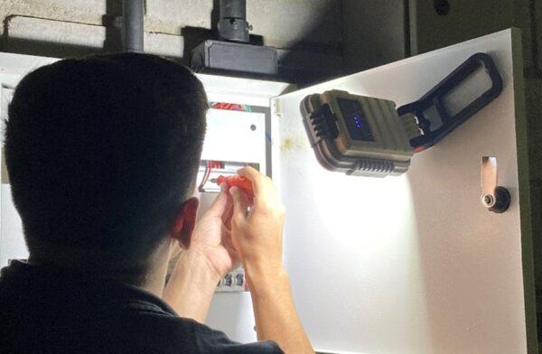 Eletricista fazendo manutenção em um quadro elétrico Eletricista fazendo manutenção em um quadro elétrico